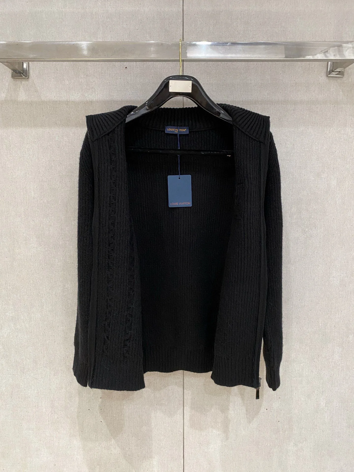 🅿️540 【LV Louis Vuitton】Autumn and winter classic cardigan sweater, in full condition! ! ! Wool blended fabric, the latest model in 2025, golden ratio! ! Slim-fitting soft gold, versatile and practical item, the combination and practicality are extremely powerful, simple and elegant, and classy! To create your own style, it is highly recommended to buy it in two colors. The standard slim fit tailoring process is suitable for both young and old men. It is knitted from wool and will not cause any discomfort! While keeping warm, it is stylish, textured and wearable, and the classic logo with contrasting colors on the chest feels in place! ! Recommended for regular customers! ! Size M-3XL (maximum wear: 190 pounds)